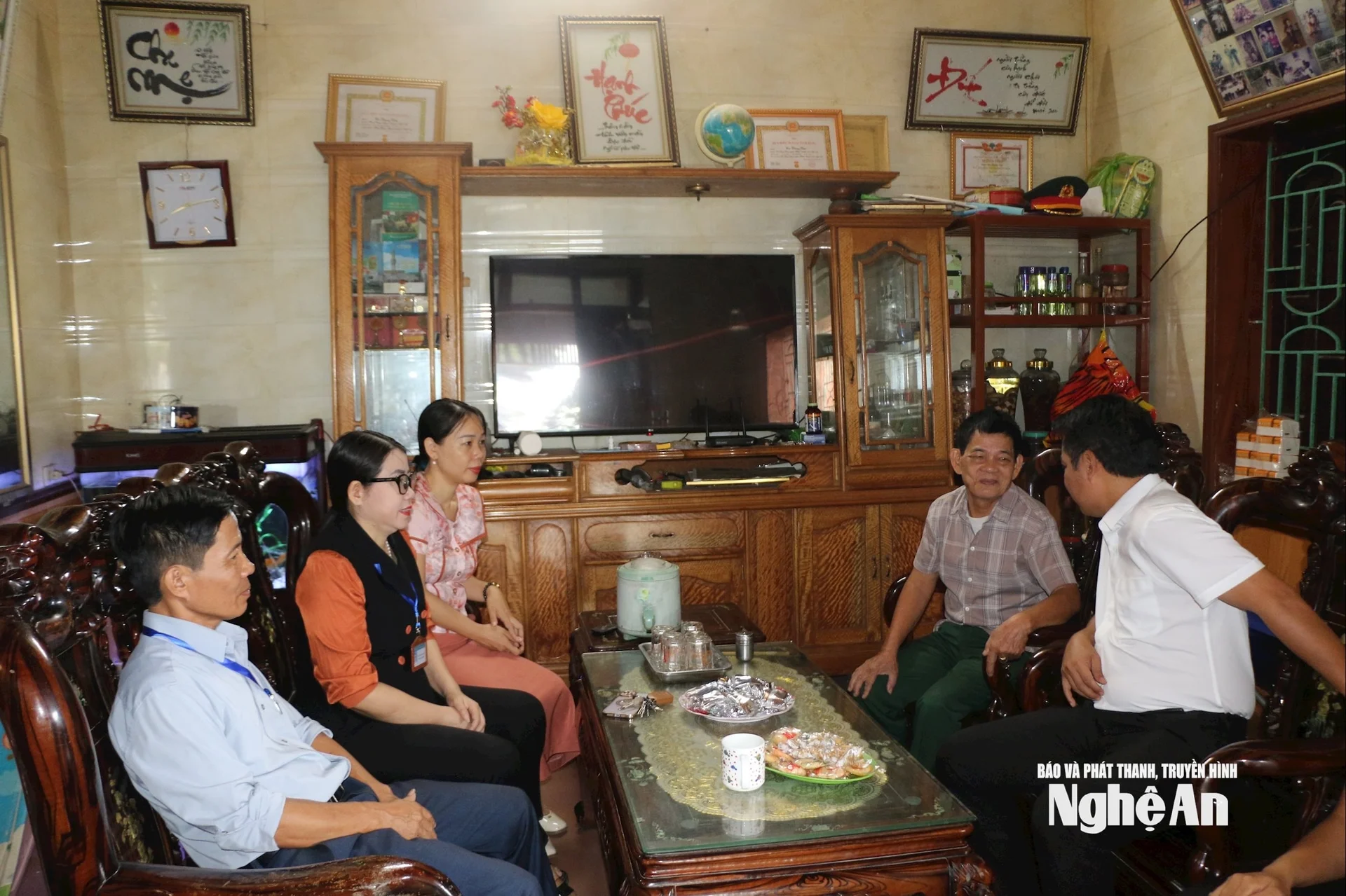 bna_lanh-dao-xa-hung-nguyen-nam-tham-hoi-nguoi-dan.-anh-khanh-ly.jpg