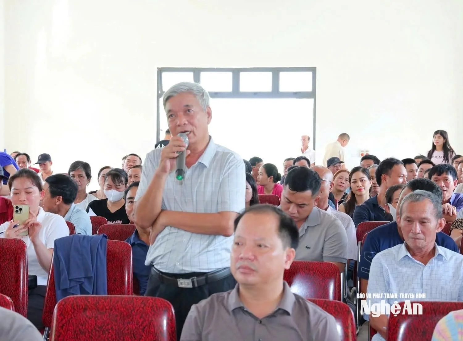 bna_nguoi-dan-xa-hung-nguyen-nam-phat-bieu-y-kien-ve-vi-tri-du-kien-quy-hoach-khu-tai-dinh-cu-cao-toc-bac-nam..jpg